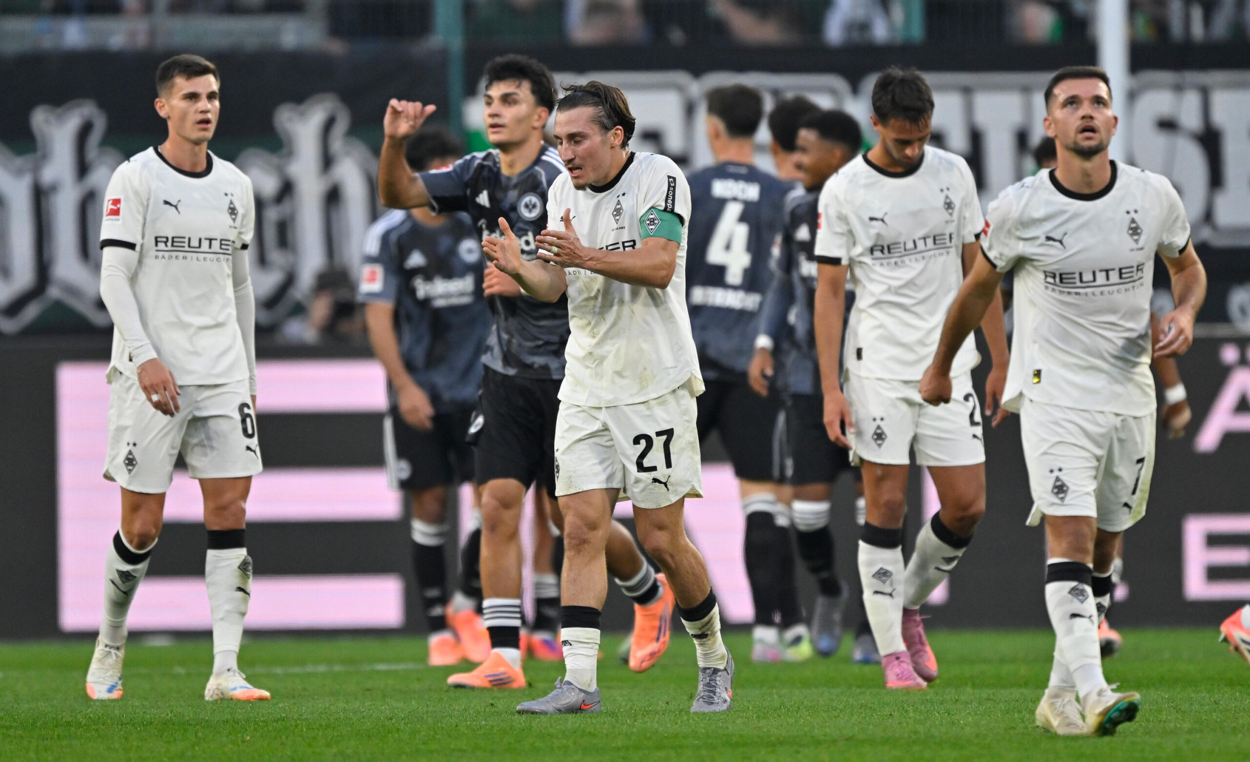 Enttäuschte Gladbacher nach dem Tor zum 0:3