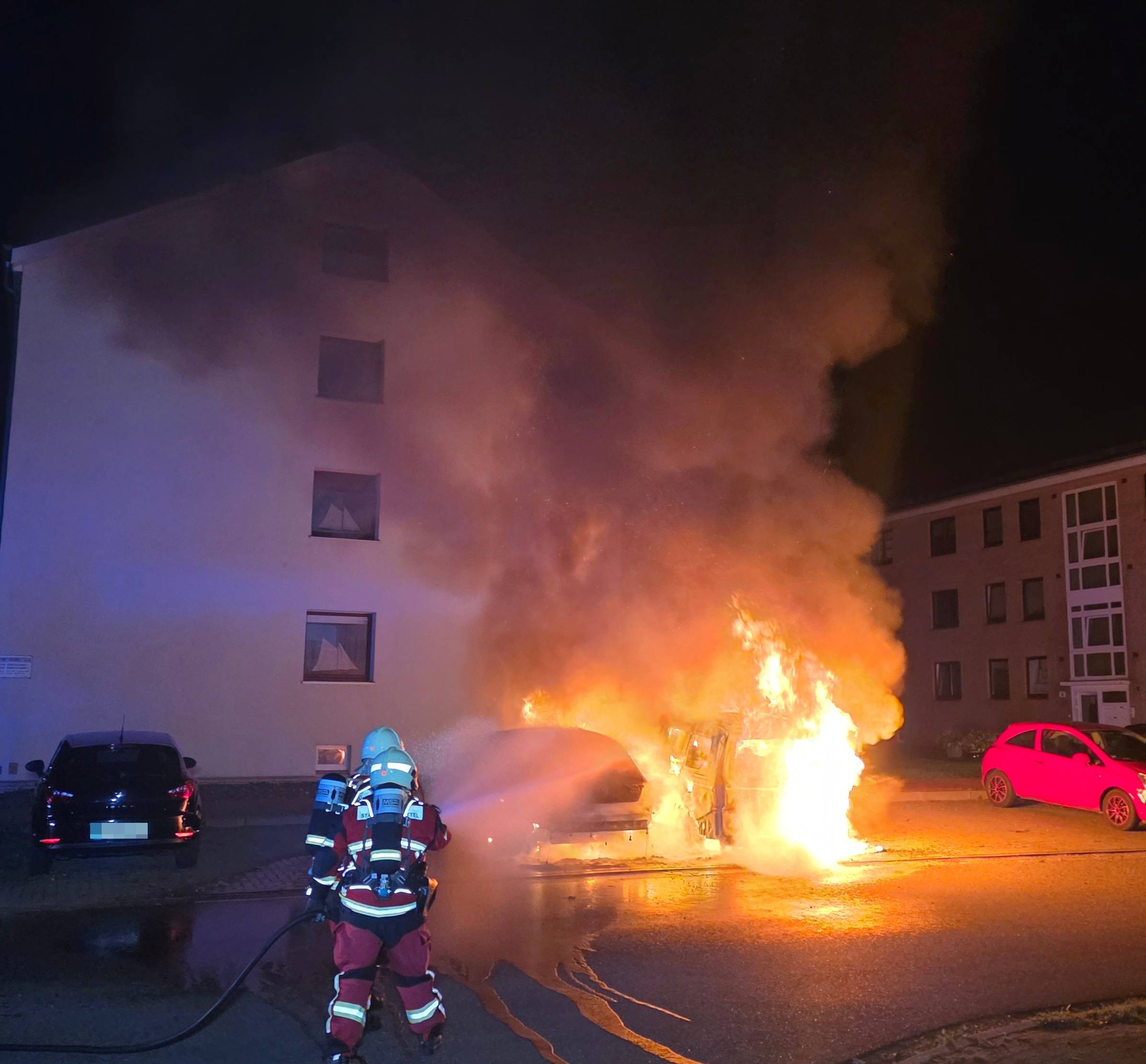 Feuerwehrkräfte setzten zunächst Wasser ein, um die brennenden Fahrzeuge zu löschen.