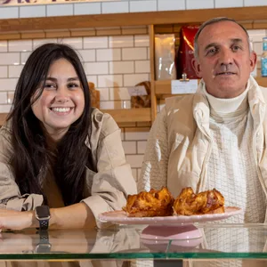 Konditorin Merve Colak (25, l.) und Pierre Ouvrard (55), Inhaber von „Die Pâtisserie“ in Ottensen