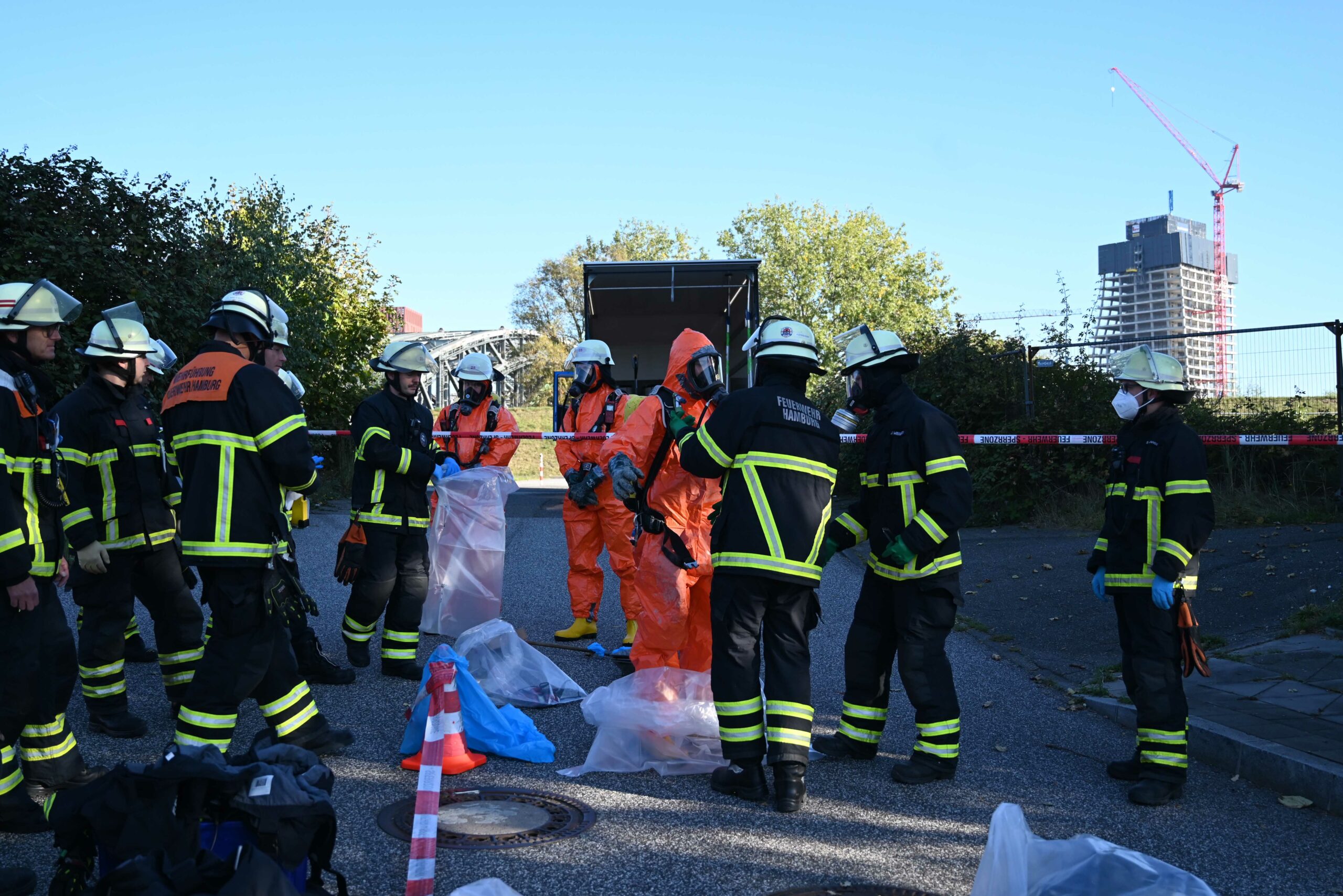 Feuerwehrkräfte – unter anderem in Spezialanzügen – an der Unfallstelle in Hamburg.