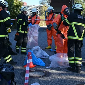 Feuerwehrkräfte – unter anderem in Spezialanzügen – an der Unfallstelle in Hamburg.
