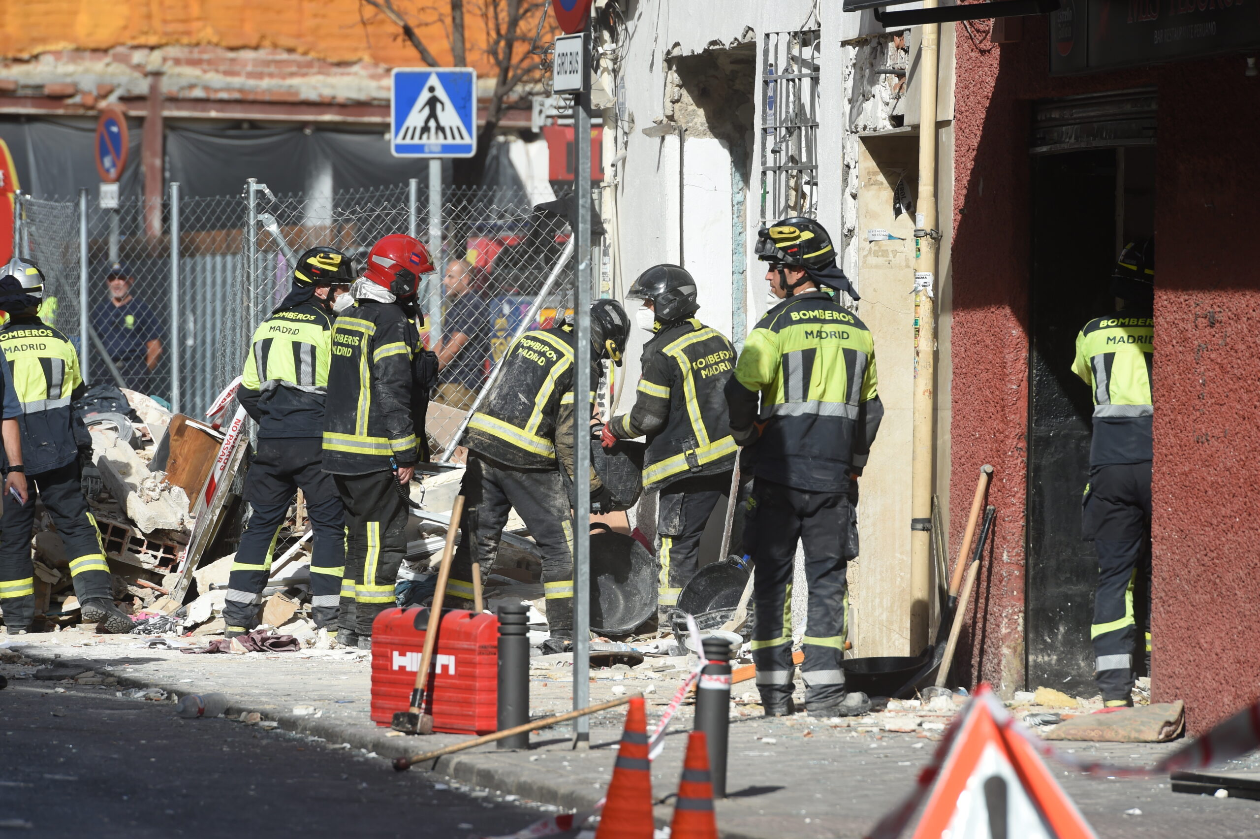 Einsatzkräfte vor der Madrider Bar, in der sich die Explosion ereignete.
