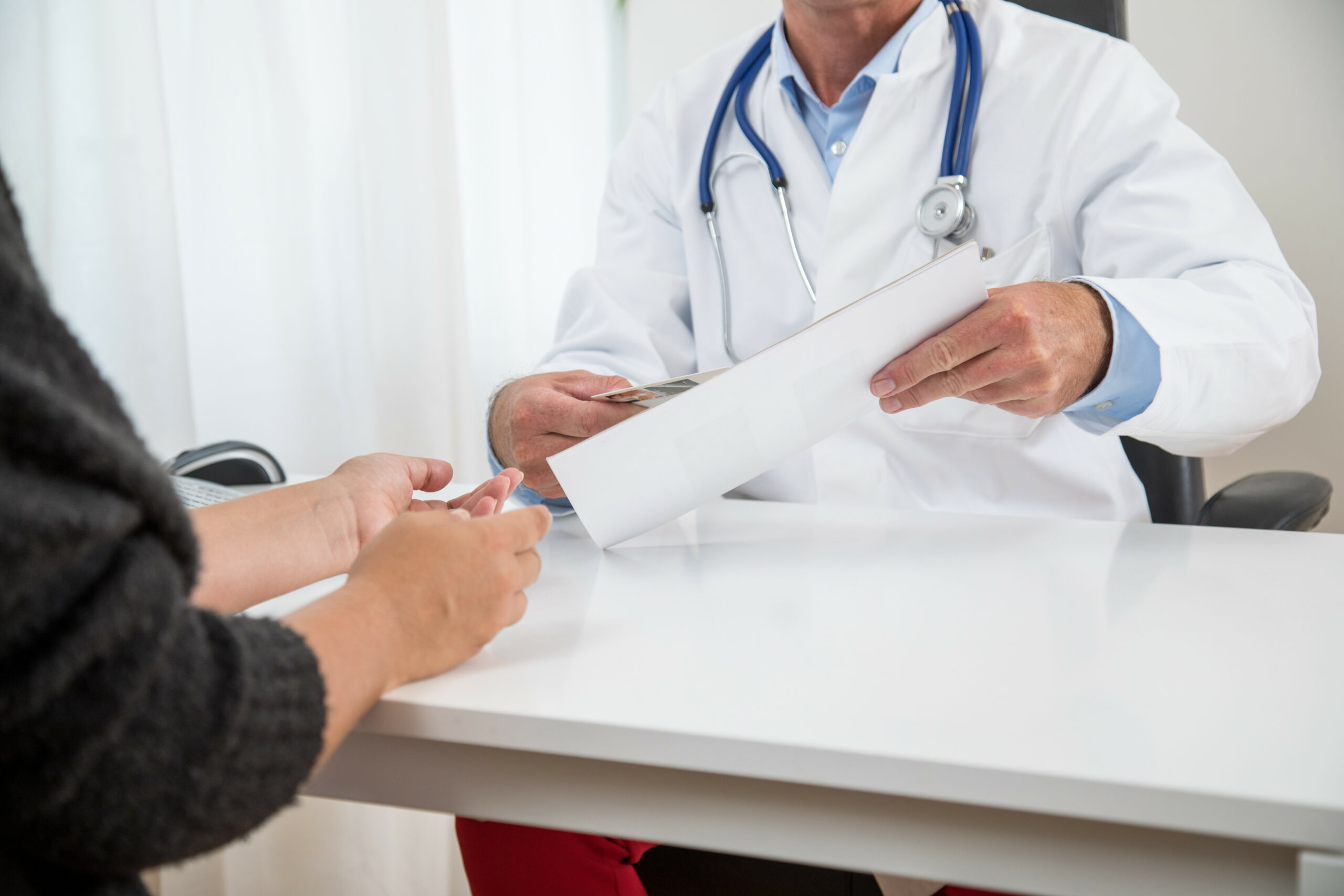 Ein Arzt unterhält sich mit einer Patientin.
