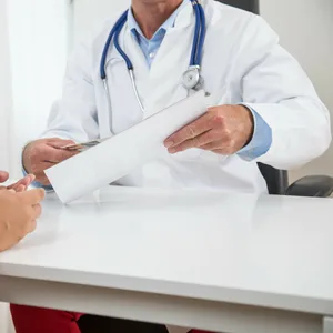 Ein Arzt unterhält sich mit einer Patientin.