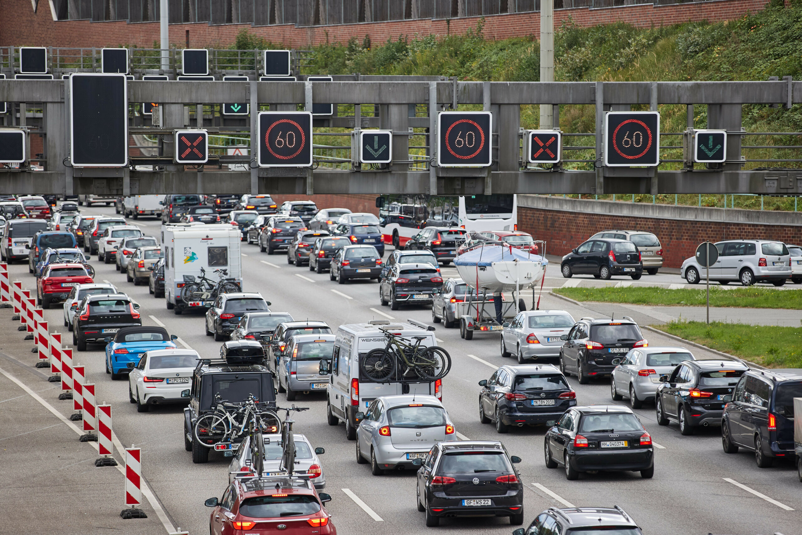 Autos stauen sich vor dem Elbtunnel.