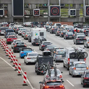 Autos stauen sich vor dem Elbtunnel.