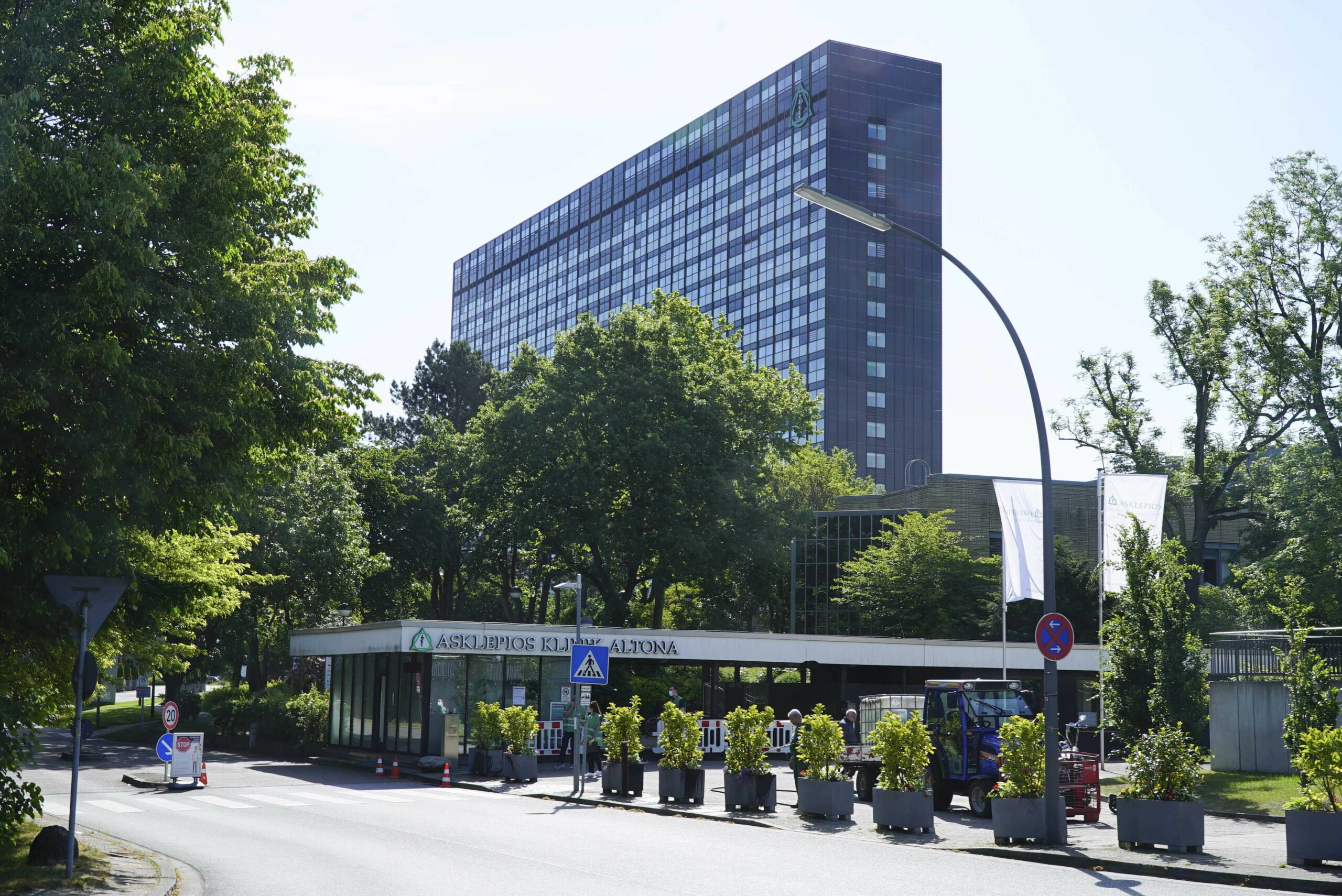 Angeschossener Mann ruft vor Klinik um Hilfe – Polizei sucht Zeugen