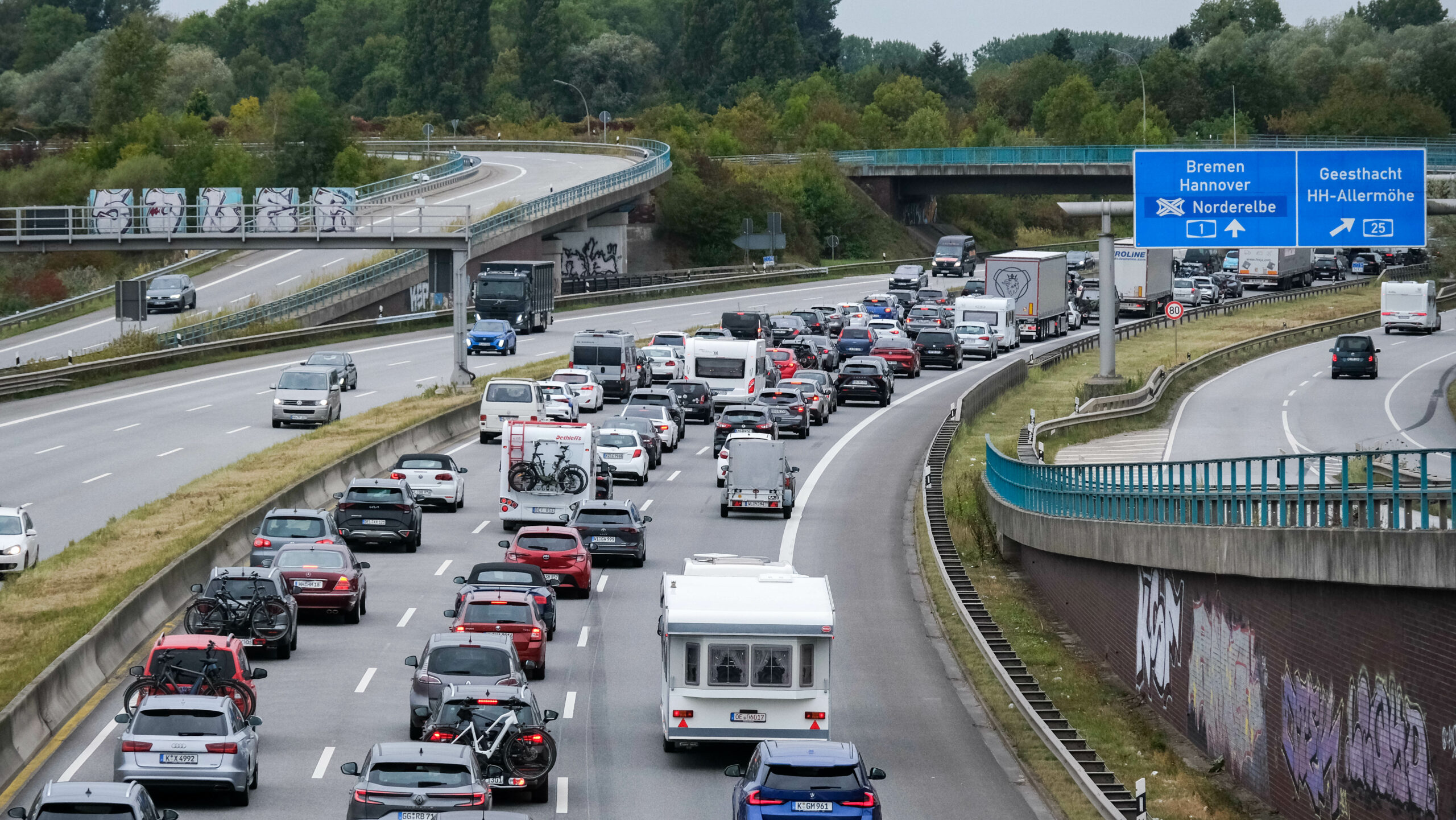 Stau auf der A1 Richtung Norden wegen Bauarbeiten an der Norderelbbrücke
