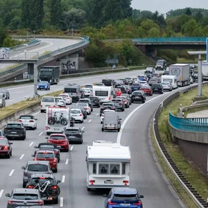 Stau auf der A1 Richtung Norden wegen Bauarbeiten an der Norderelbbrücke