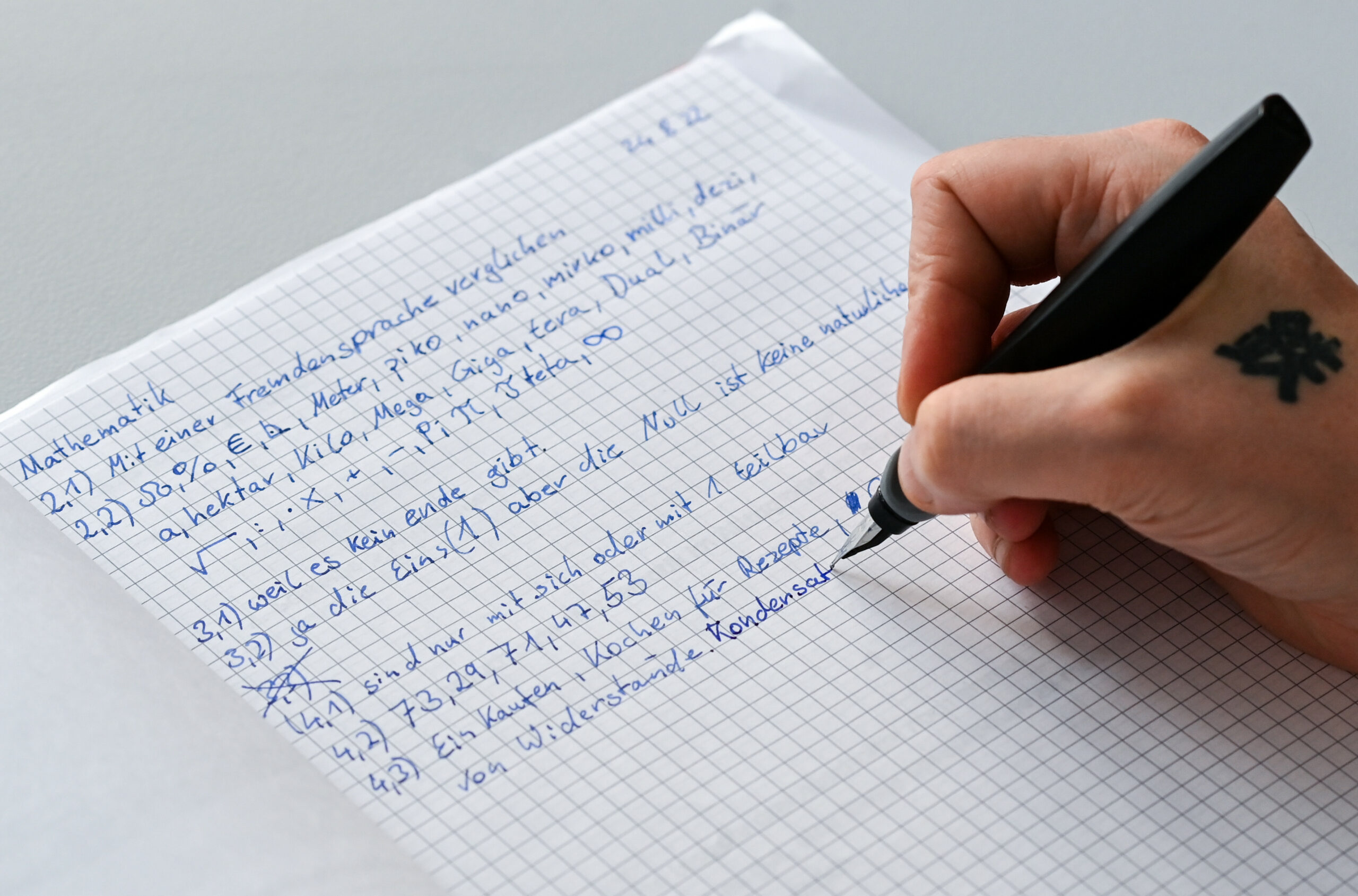 Lernende mit Lese-Schreib-Schwierigkeiten schreiben in einem Kurs (Symbolfoto).