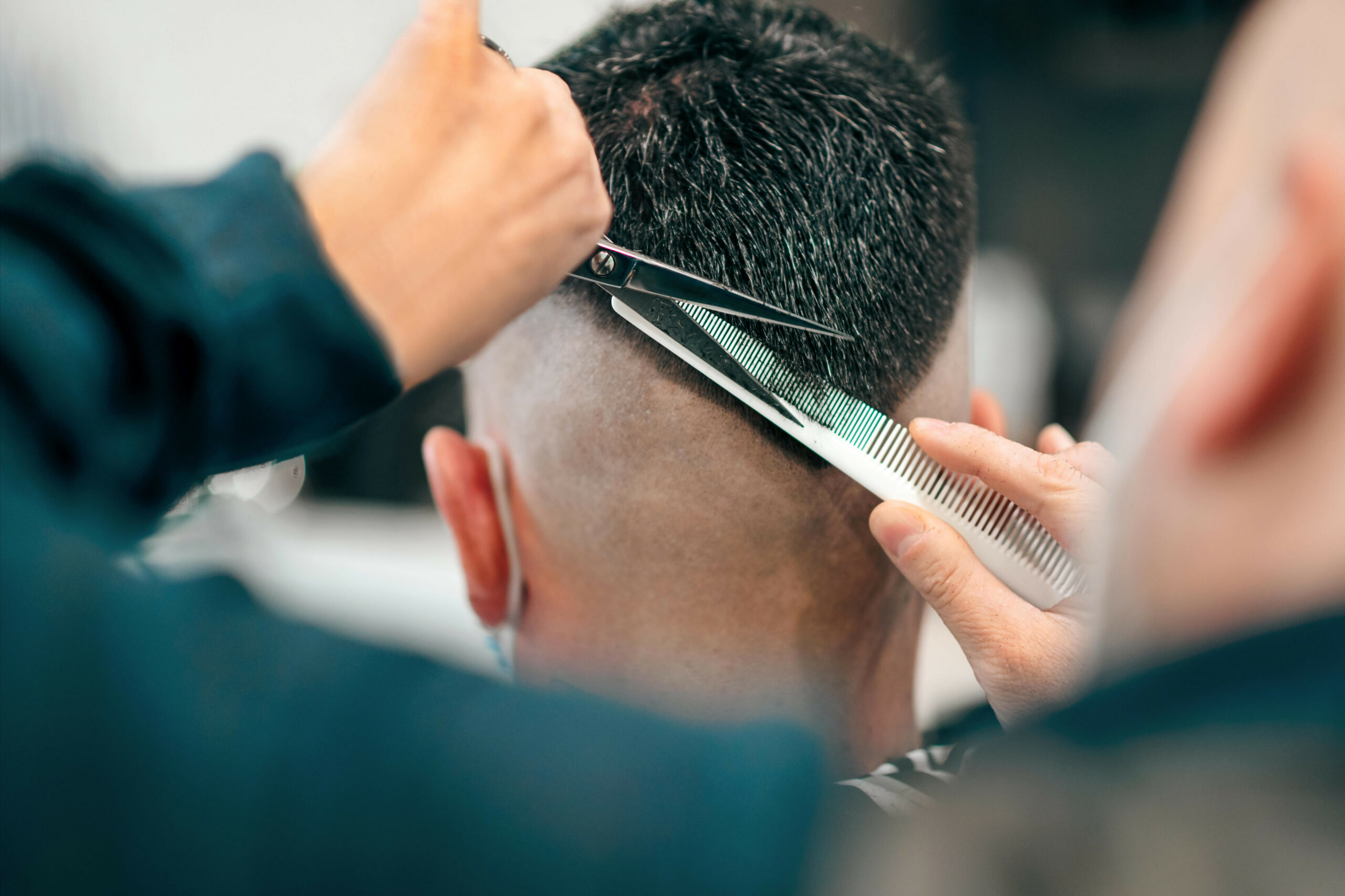 Friseur arbeitet mit einer Schere