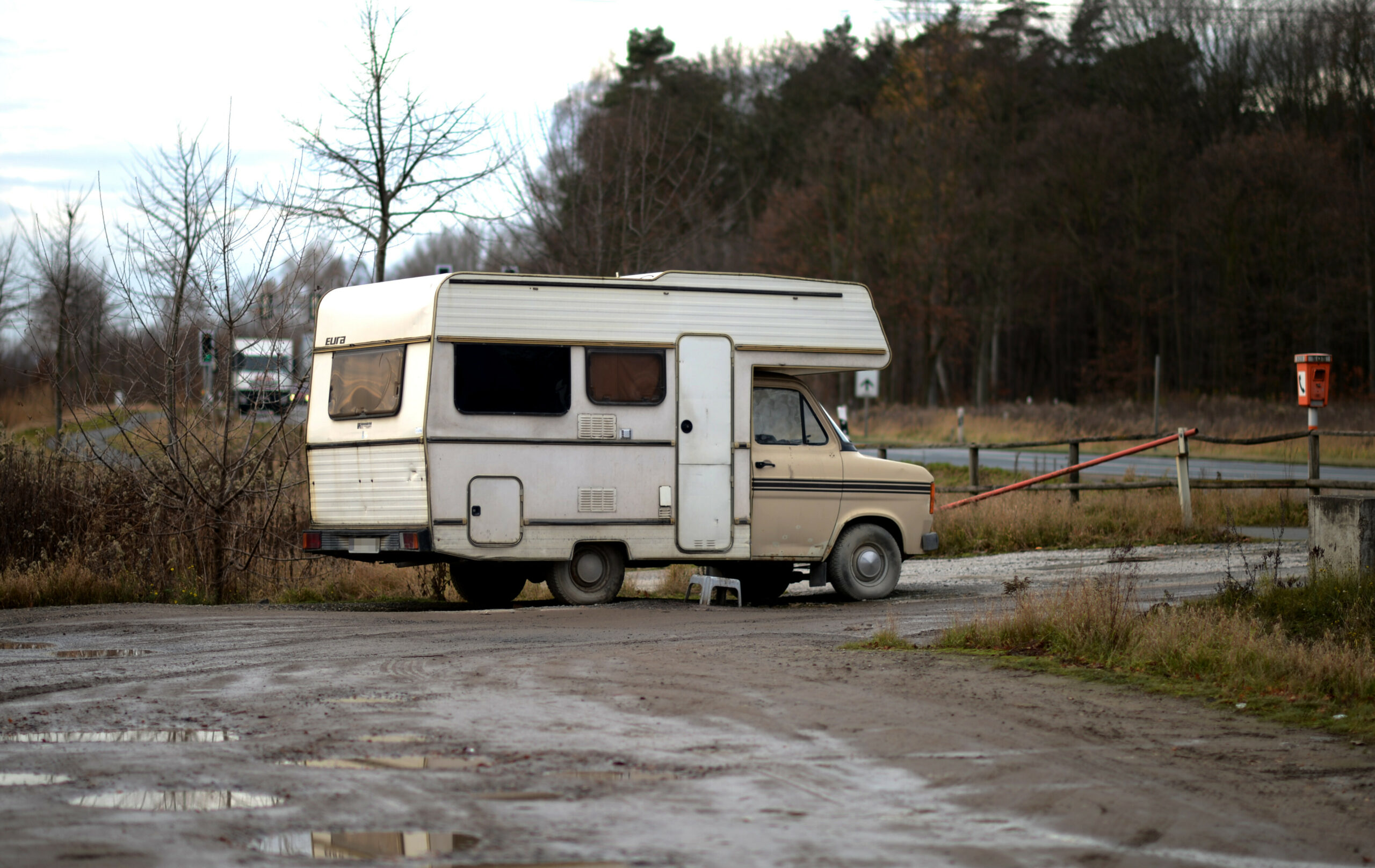 Ein sogenanntes Lovemobil steht auf einem Parkplatz.