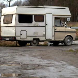 Ein sogenanntes Lovemobil steht auf einem Parkplatz.