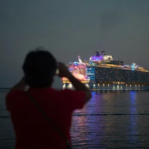 Die „Wonder of the Seas“ – ehemals das größte Passagierschiff der Welt – sticht in See (Archvibild).
