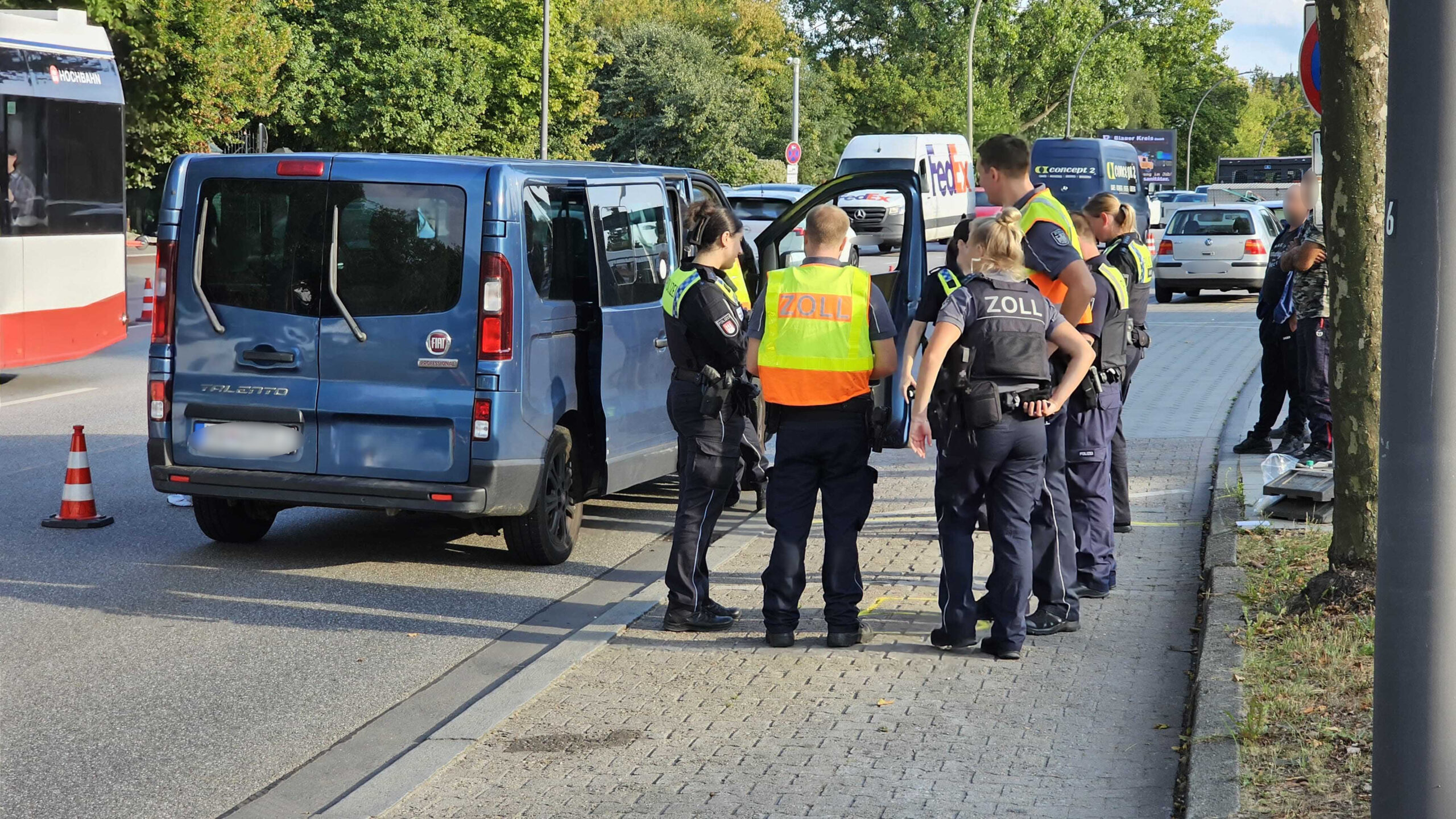 Gemeinsam mit dem Zoll kontrollierte die Hamburger Polizei mehr als 2000 Fahrzeuge.