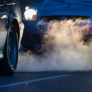 Abgase kommen aus dem Auspuff eines Autos.