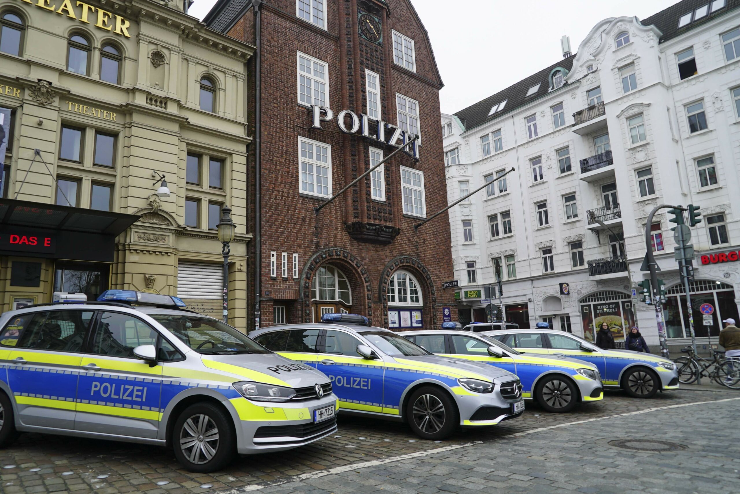 Mann schläft vor Davidwache am Lenkrad eines BMW ein – er hatte Lachgas inhaliert