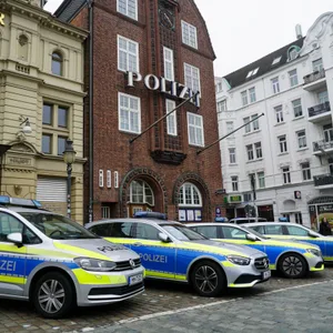 Mann schläft vor Davidwache am Lenkrad eines BMW ein – er hatte Lachgas inhaliert