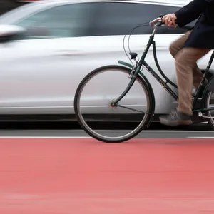 Radfahrer kracht in Bahrenfeld gegen geöffnete Autotür und wird lebensgefährlich verletzt