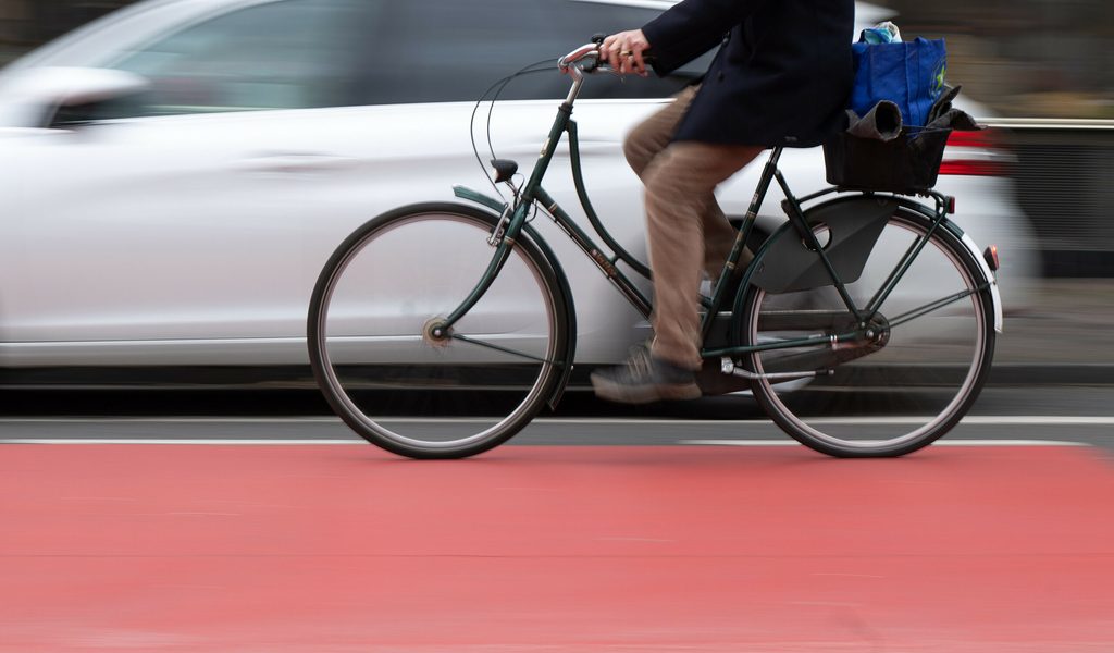 Radfahrer-kracht-gegen-ge-ffnete-Autot-r-Lebensgefahr