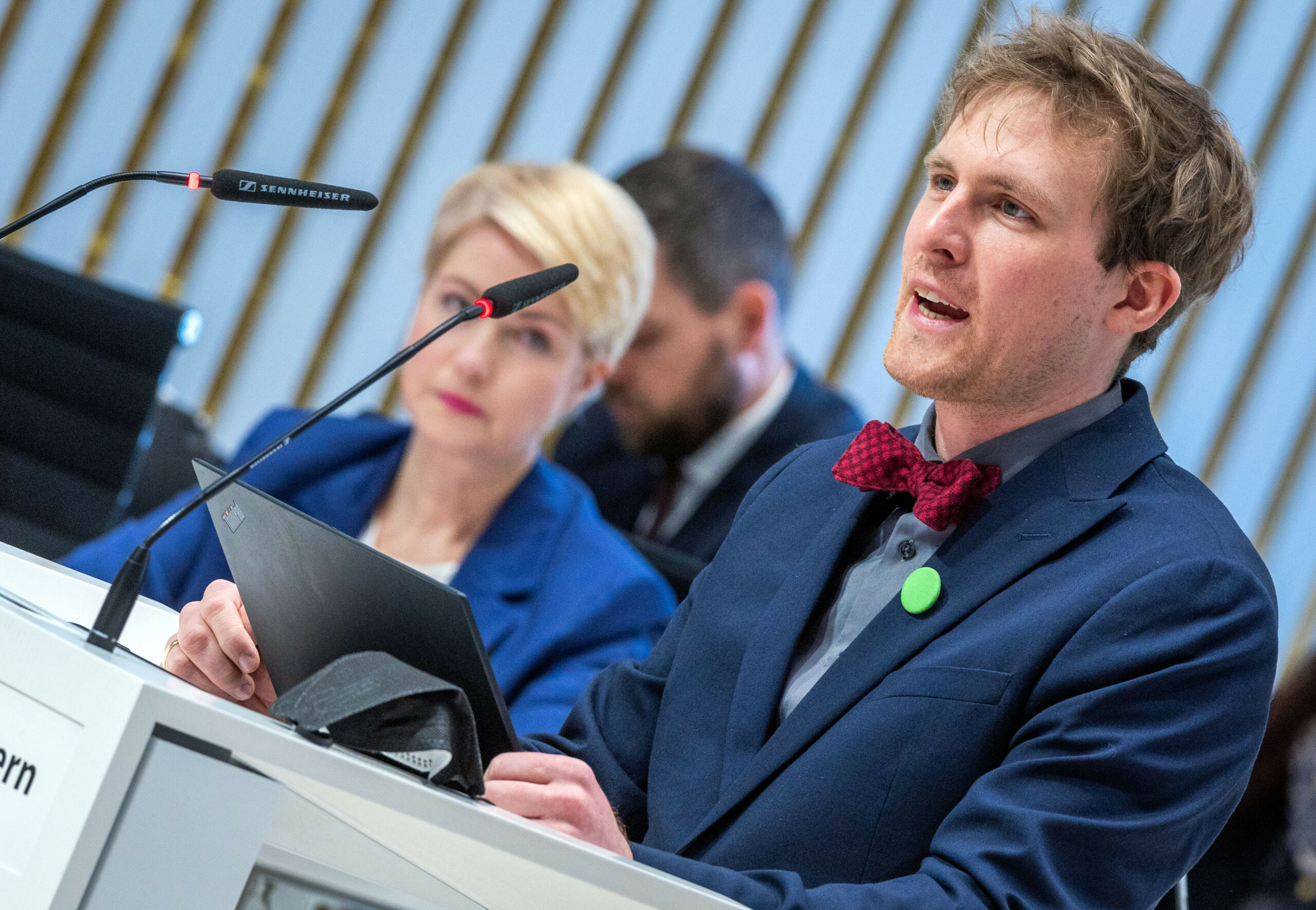 Hannes Damm steht vor einem Rednerpult.