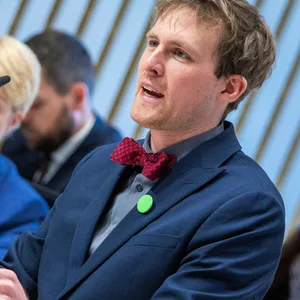 Hannes Damm steht vor einem Rednerpult.