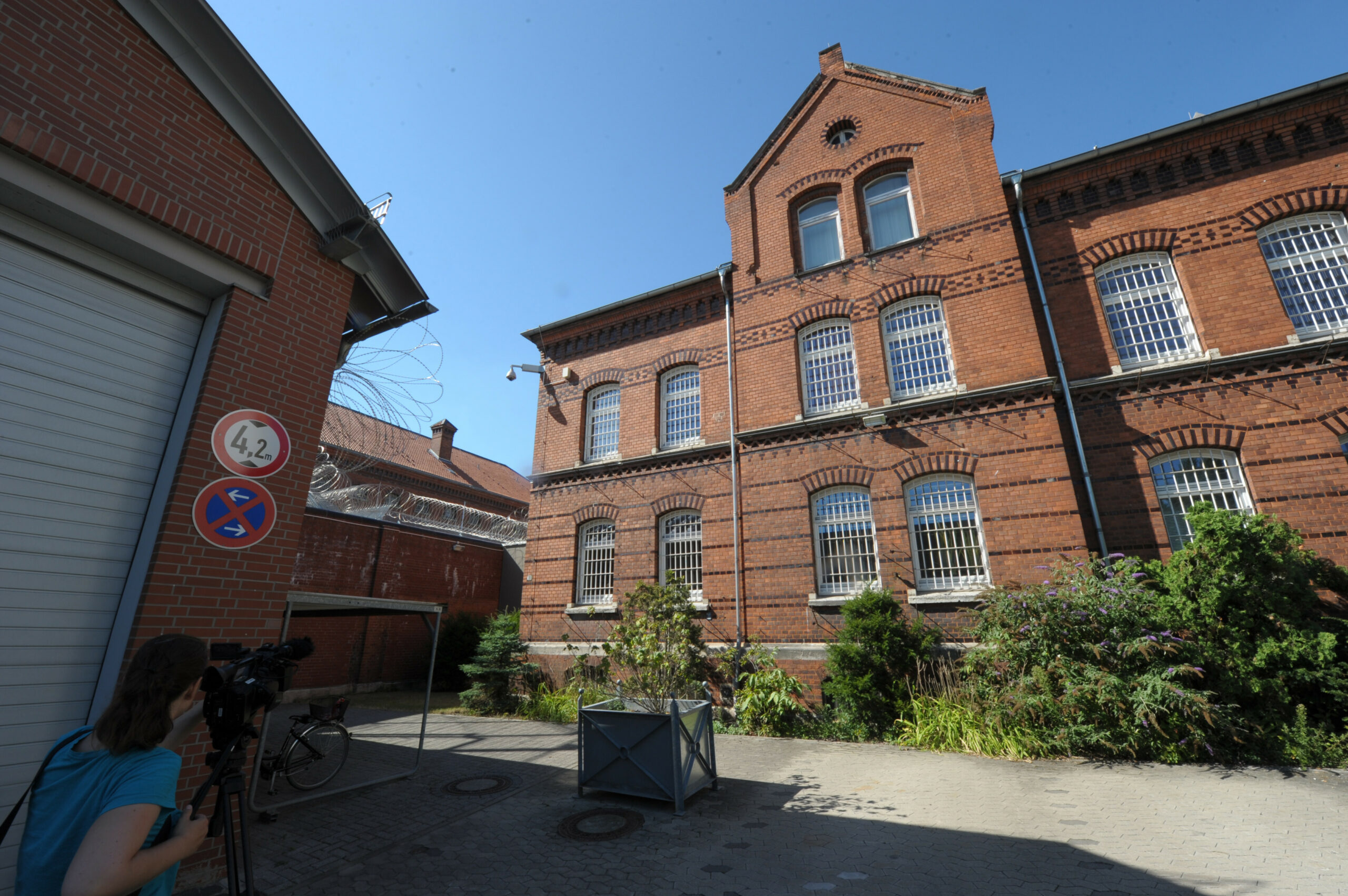 Backsteingebäude mit Giebel in der Mitte