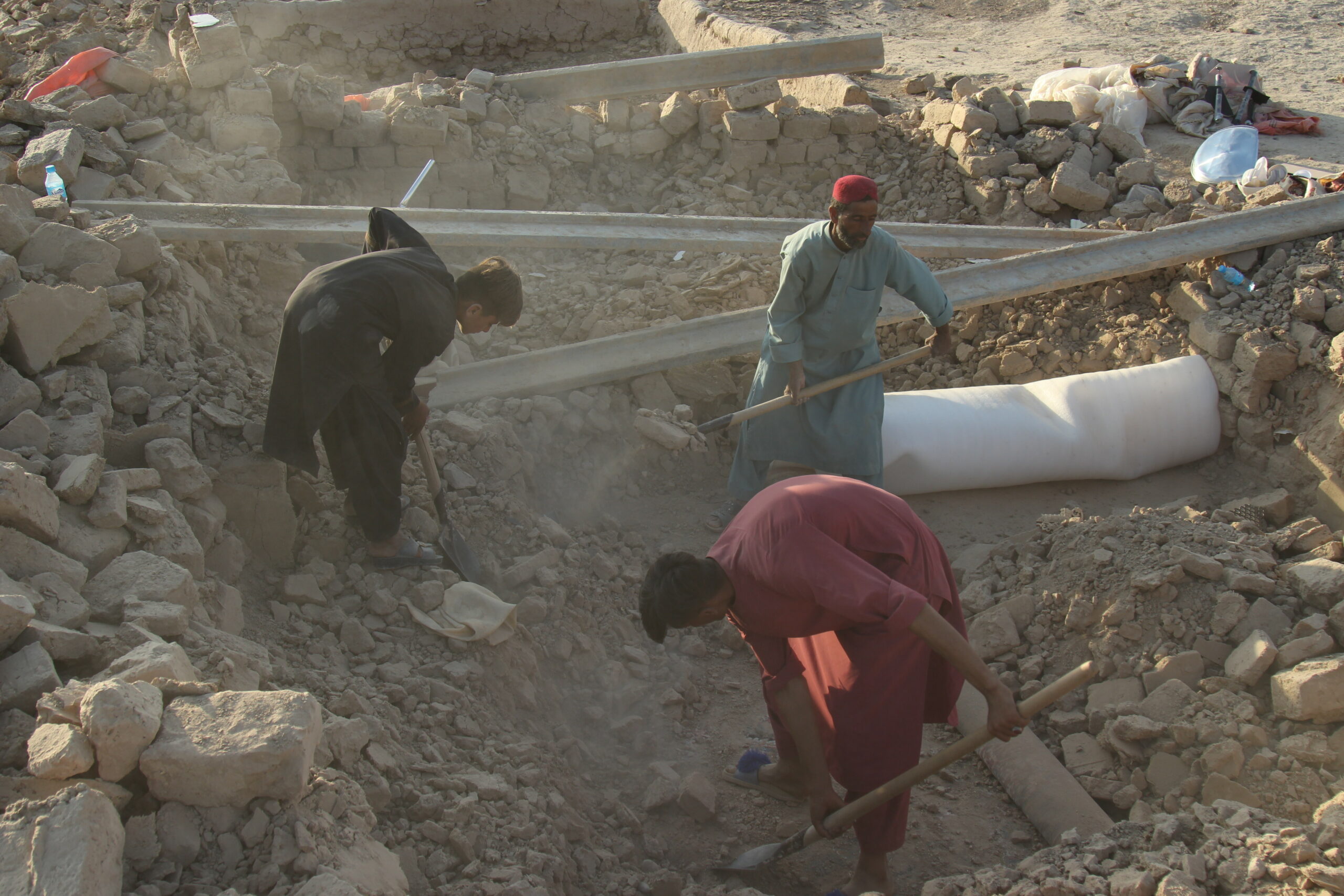 In Afghanistan gibt es immer wieder Erdbeben. Dieses Archivbild zeigt, wie Menschen nach ihrem Hab und Gut suchen.