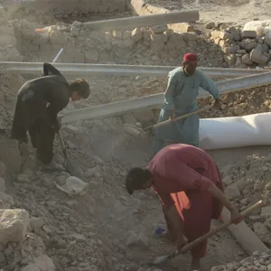 In Afghanistan gibt es immer wieder Erdbeben. Dieses Archivbild zeigt, wie Menschen nach ihrem Hab und Gut suchen.