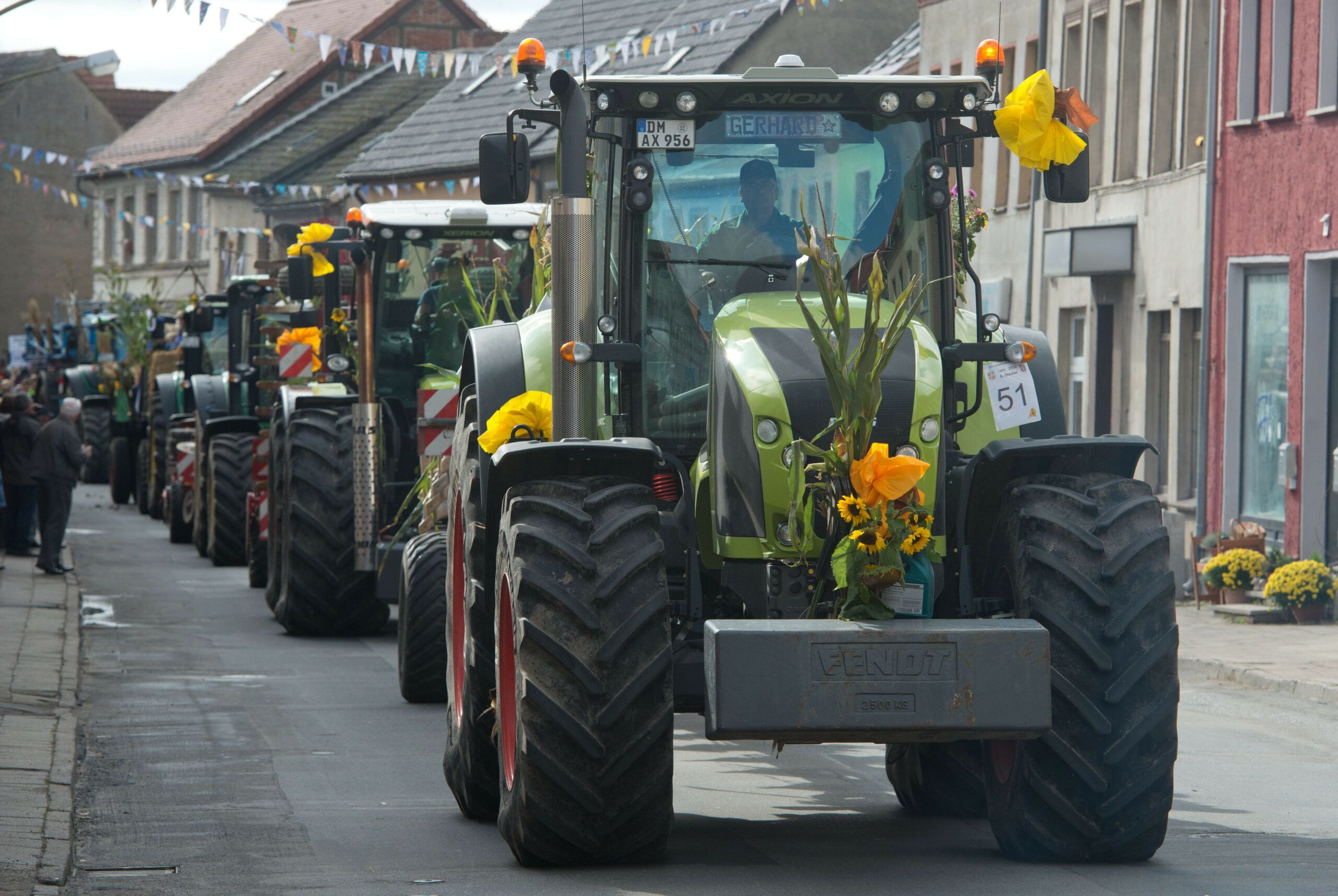 Geschmückte Landwirtschaftsfahrzeuge bei einem Erntedankfest in Mecklenburg-Vorpommern (Archivbild).