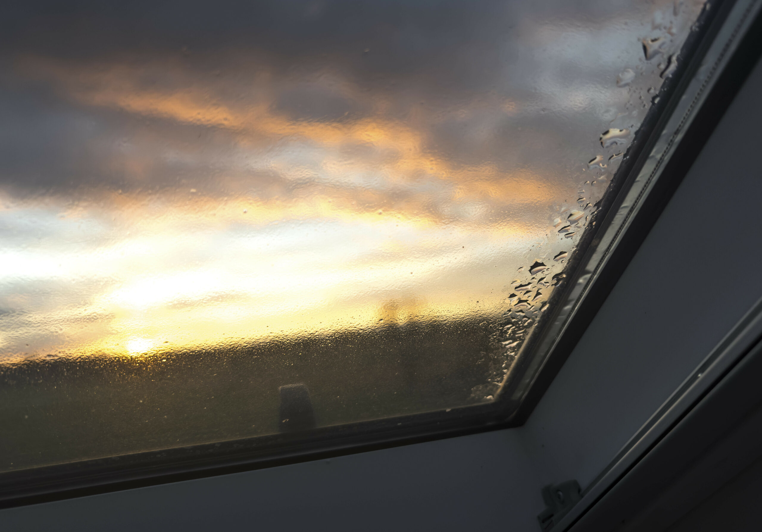 Ein beschlagenes Dachfenster am Morgen. Die Nächte werden deutlich kälter (Symbolfoto).