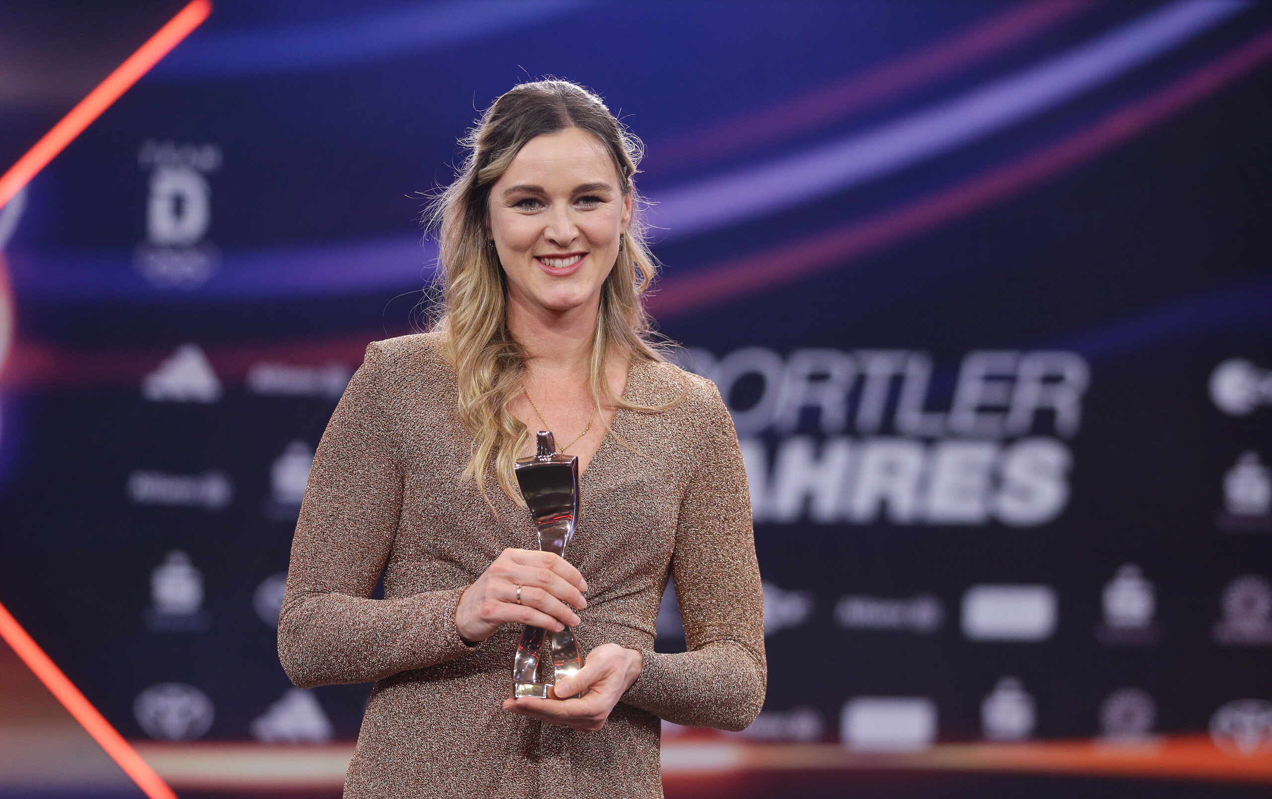 Denise Herrmann-Wick posiert 2023 mit der Trophäe für die Sportlerin des Jahres