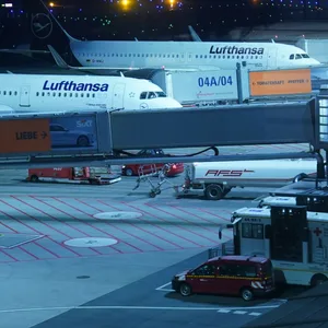 Lufthansa-Maschinen stehen am Hamburger Flughafen. Am Dienstag haben Lufthansa-Piloten für einen Streik gestimmt. (Archivbild)