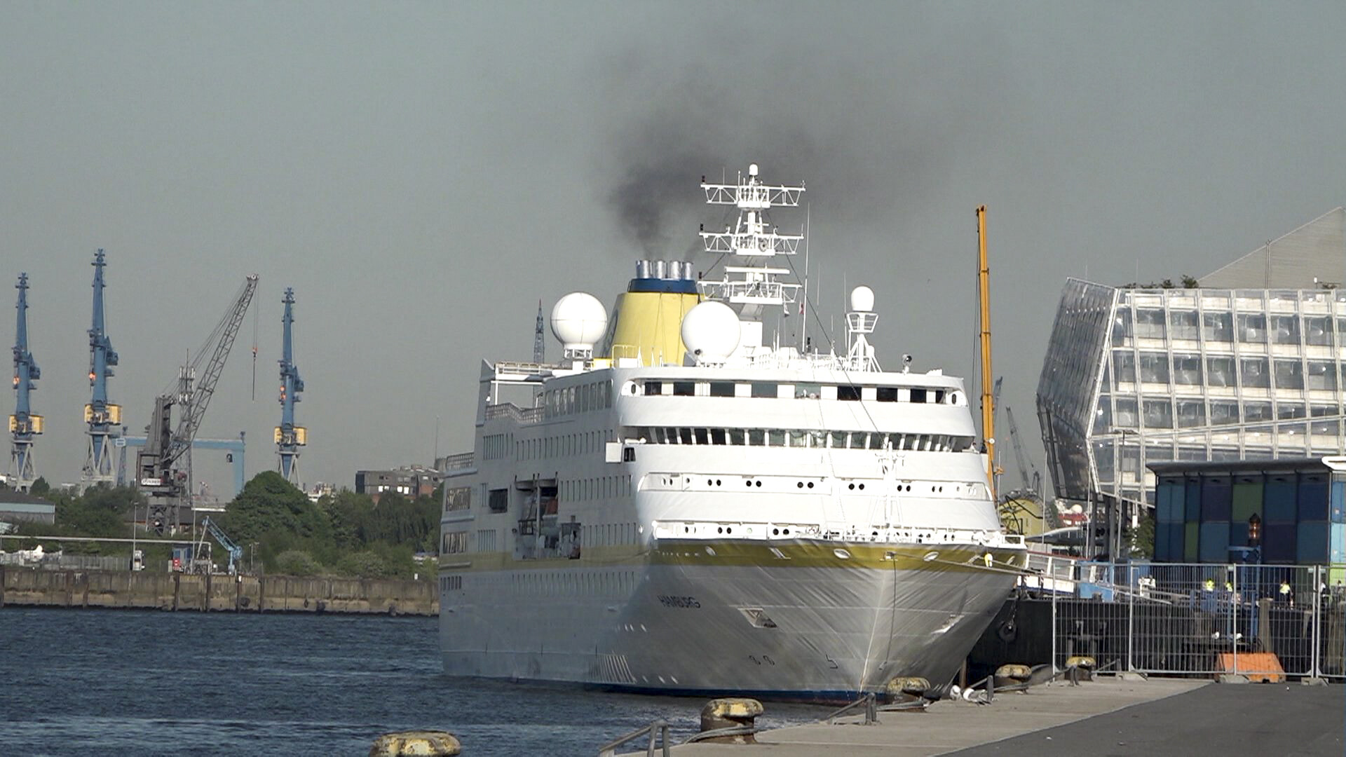 Kreuzfahrtschiff mit Abgaswolke