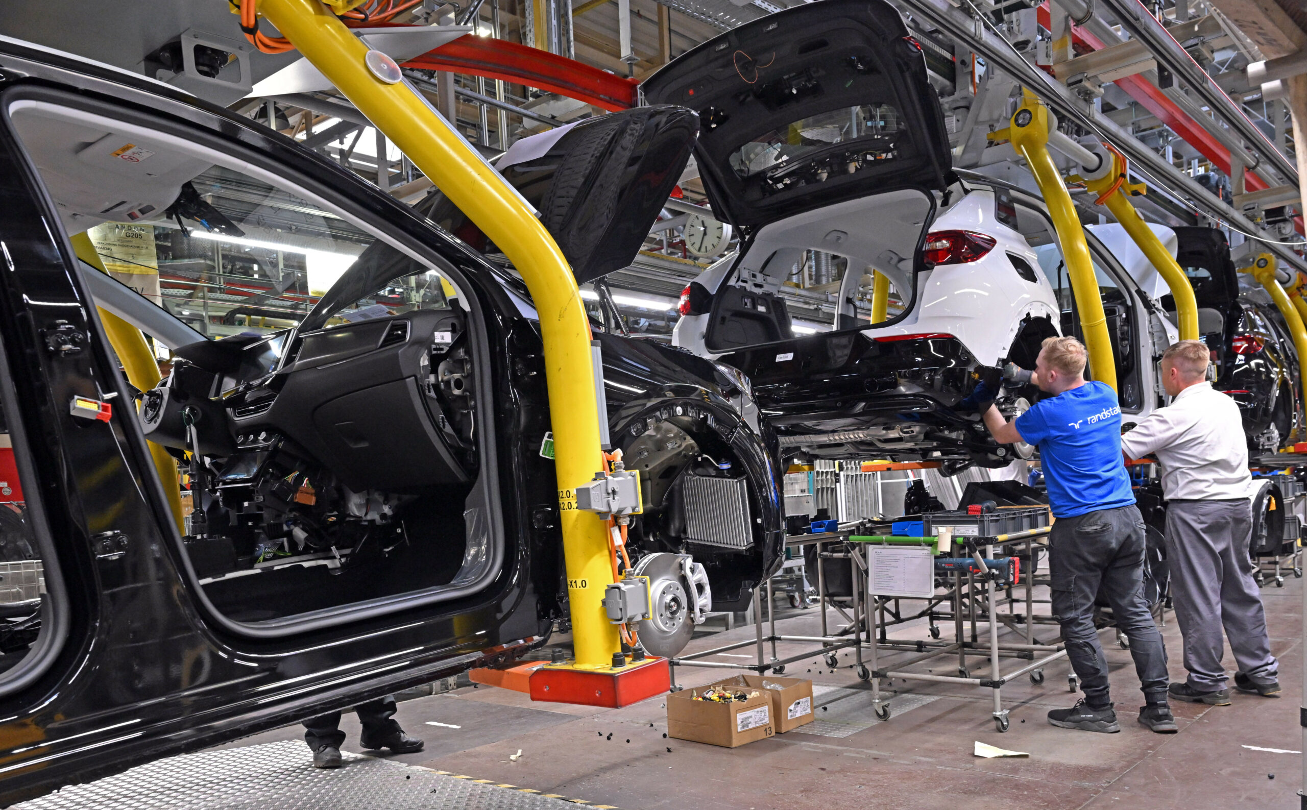 Opel-Mitarbeiter montieren das Modell Grandland.