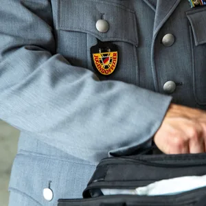 Ein Soldat aus Bayern trägt einen Anhänger mit der Aufschrift Jugendoffizier an der Brusttasche. (Symbolbild)