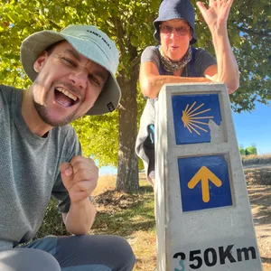 Jetzt auch als Podcast zu hören: Tobi Schlegl und seine Mutter auf dem Jakobsweg.