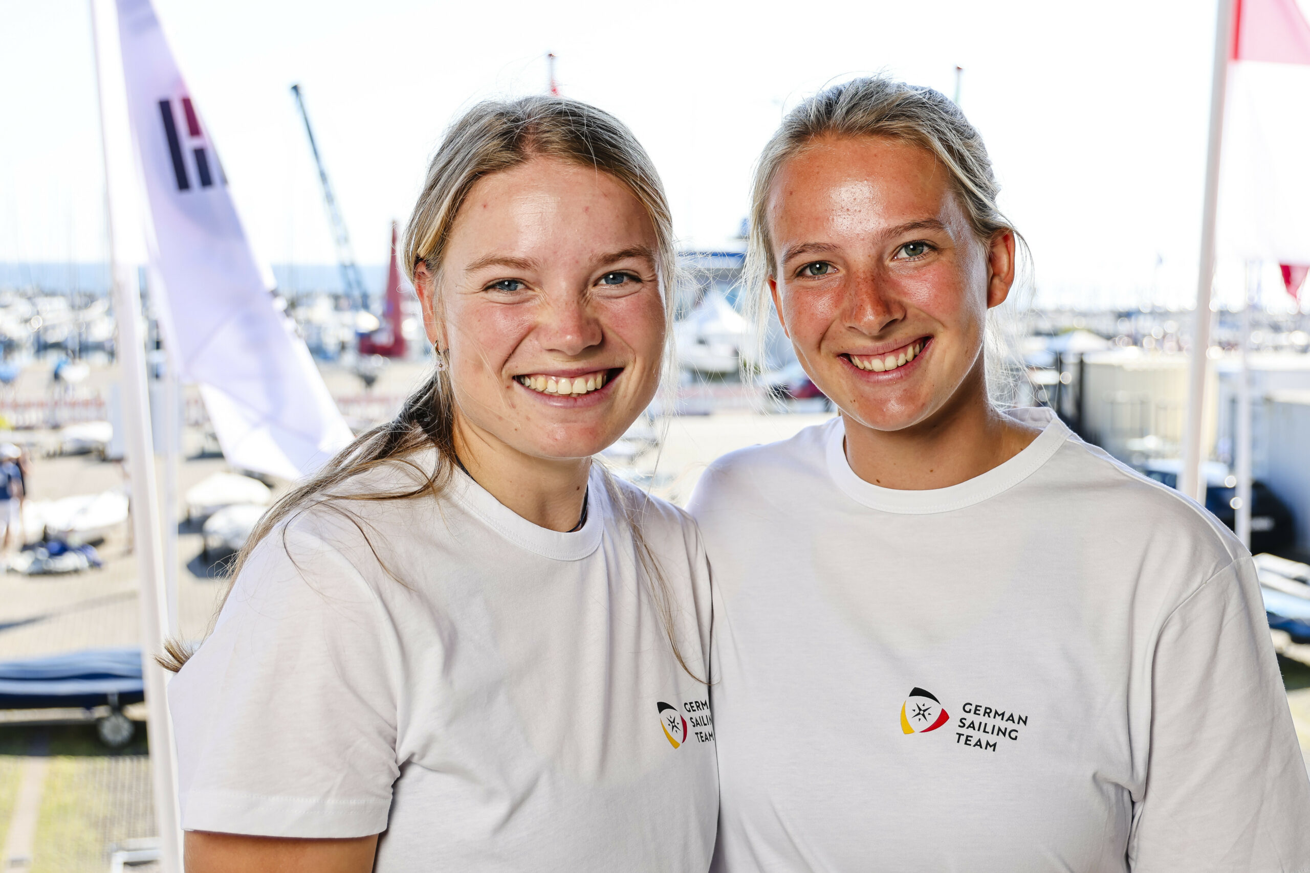 Marla Bergmann und Hanna Wille lächeln in die Kamera