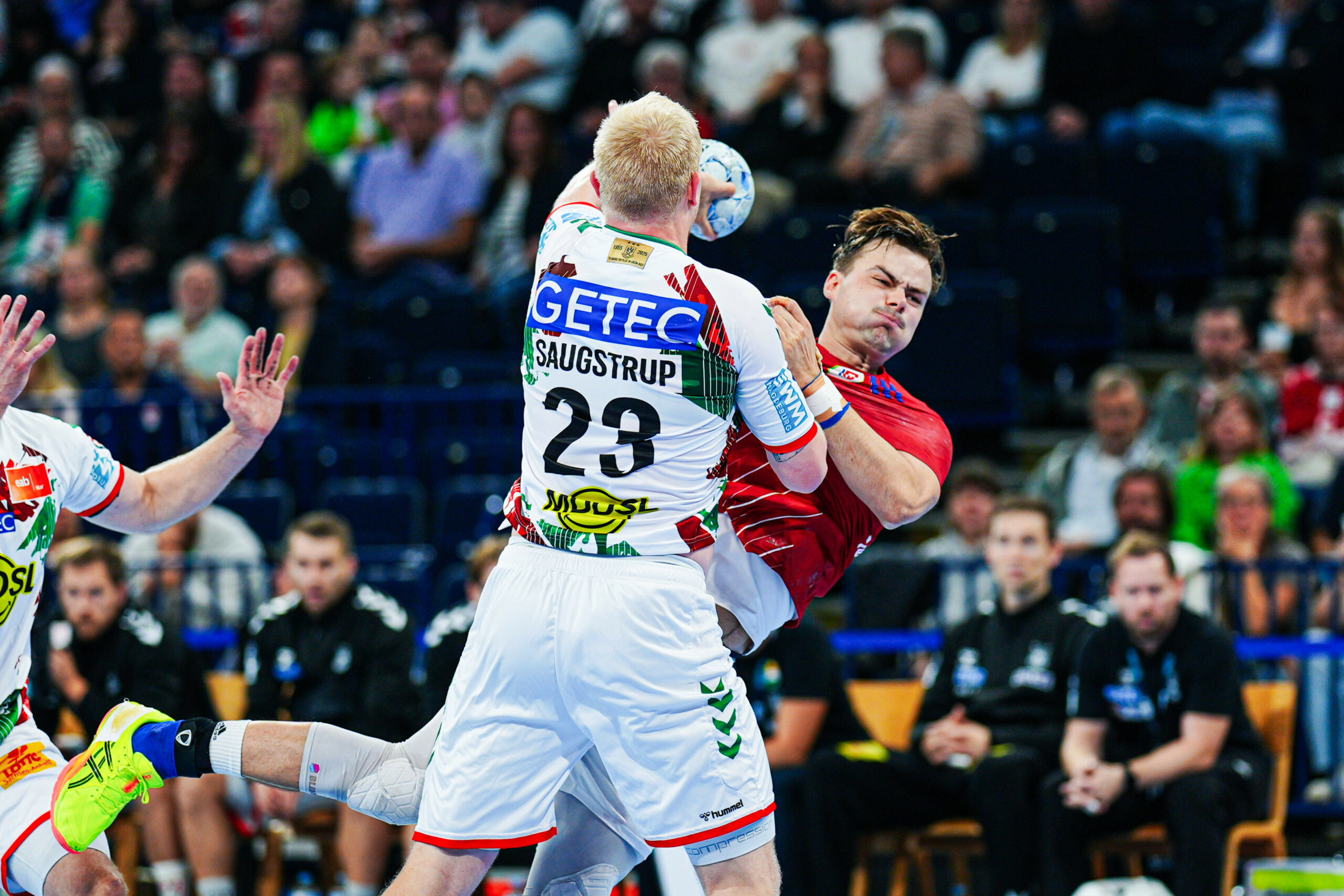 Magnus Saugstrup hindert Andreas Magaard an einem Wurf