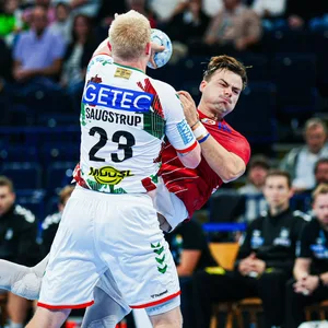 Magnus Saugstrup hindert Andreas Magaard an einem Wurf