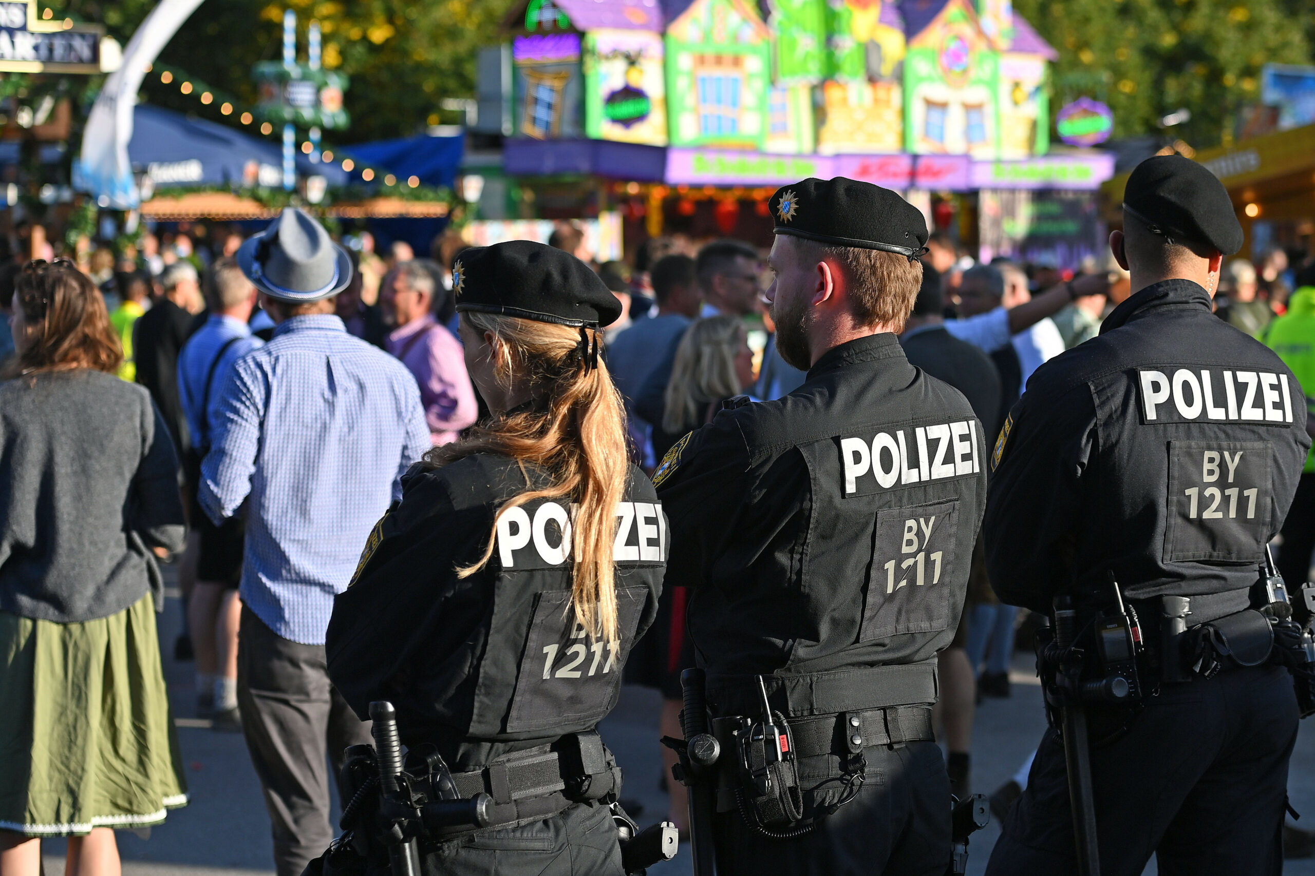 Polizeibeamte stehen am Eingang zur Wiesn