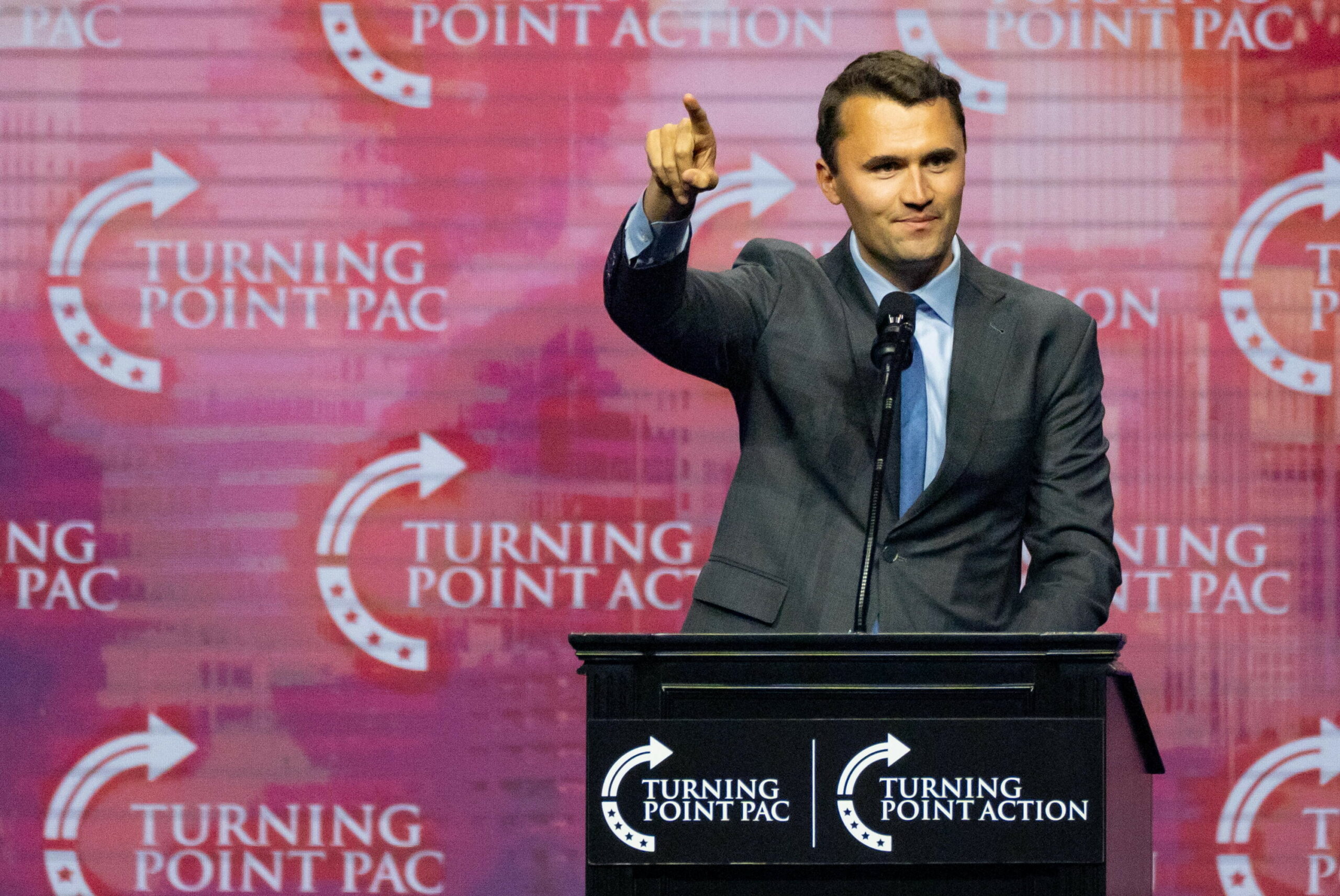 Charlie Kirk hält eine Rede.