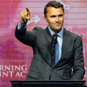 Charlie Kirk hält eine Rede.