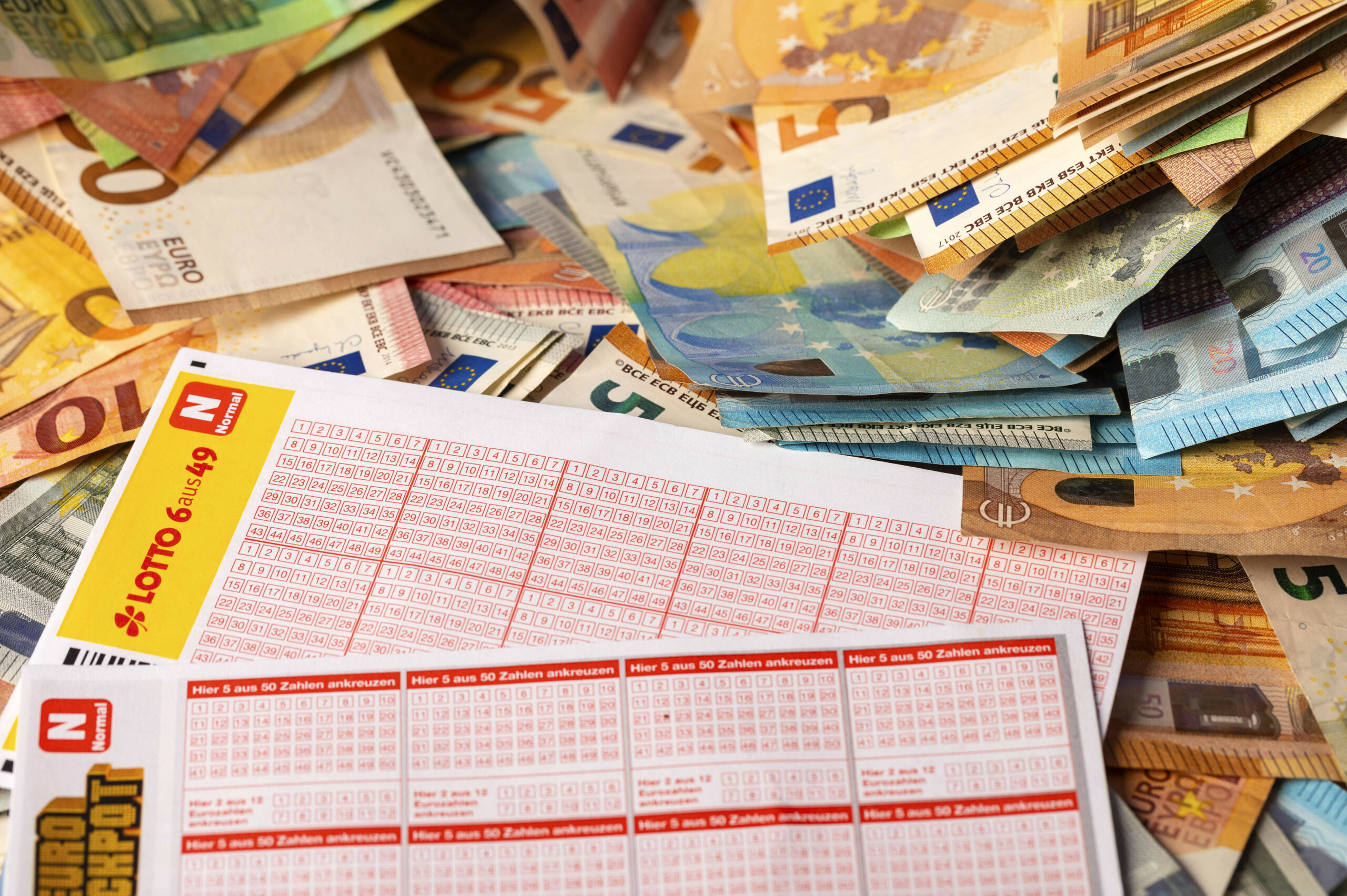 Eurojackpot-Schein und Bargeld.