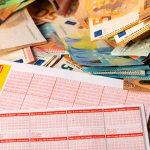 Eurojackpot-Schein und Bargeld.