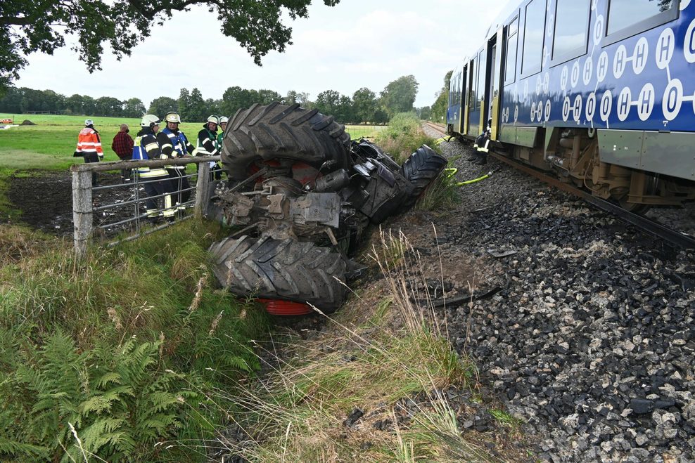 Durch die Wucht des Aufpralls wurde der Traktor in den Seitenraum geschleudert und dabei völlig zerstört.