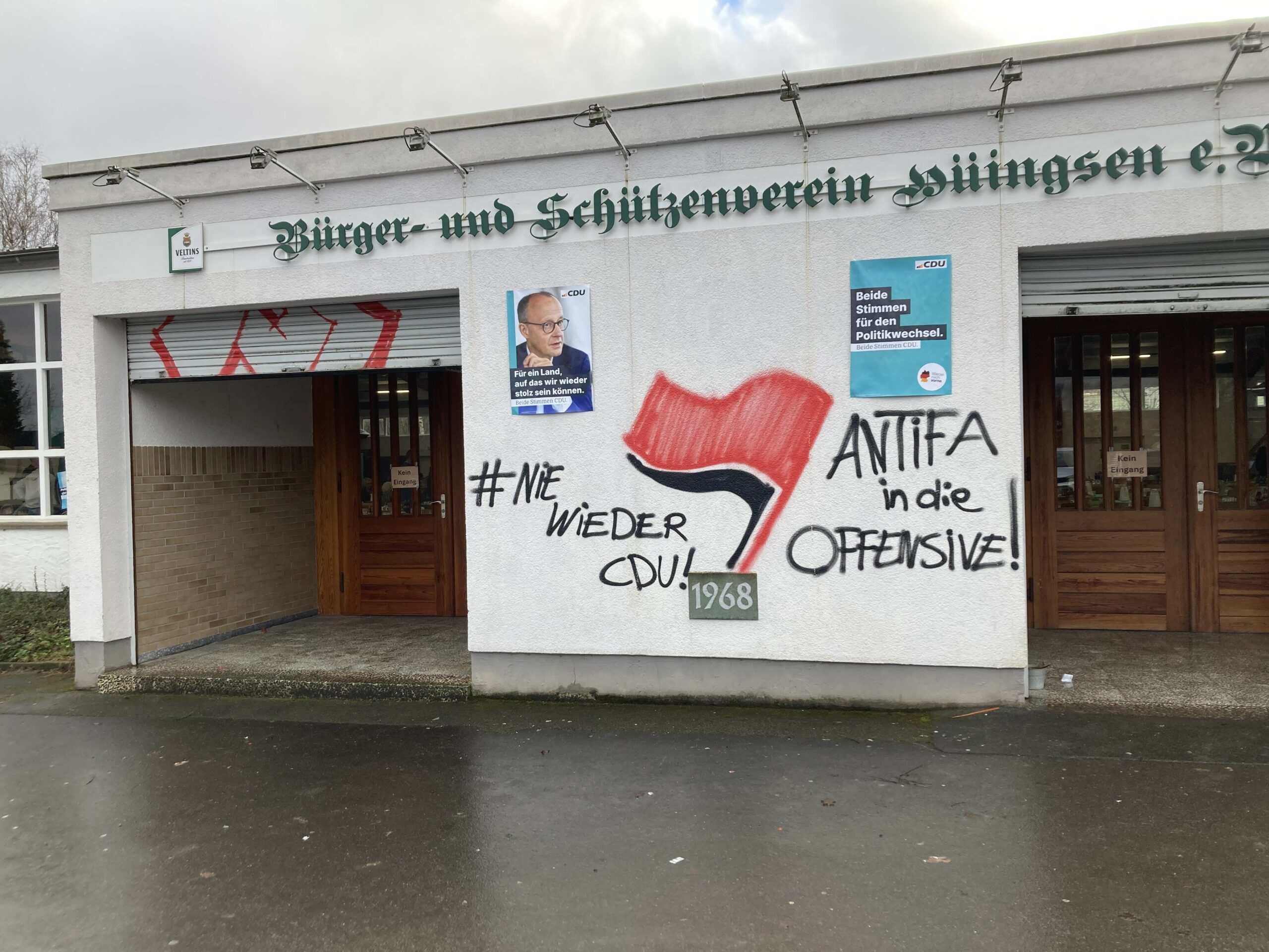 Im Januar hatten Unbekannte Anti-CDU-Parolen an die Wände der Schützenhalle im sauerländischen Menden gesprüht.