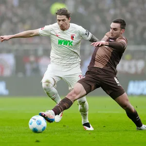 Kristijan Jakic im Zweikampf mit James Sands