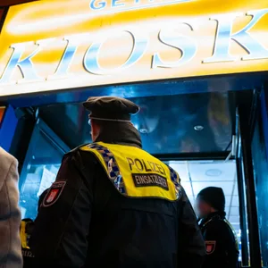 Die Polizei kontrolliert einen Kiosk.