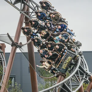Freizeitpark-Besucher fahren eine Achterbahn.